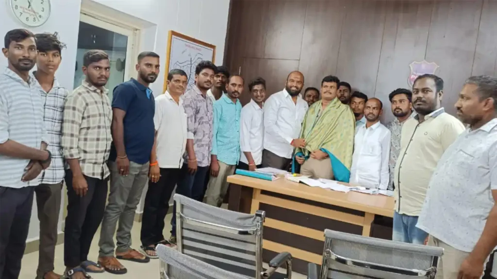 KTR Sena 2025 Bhaskar Goud Felicitating SI