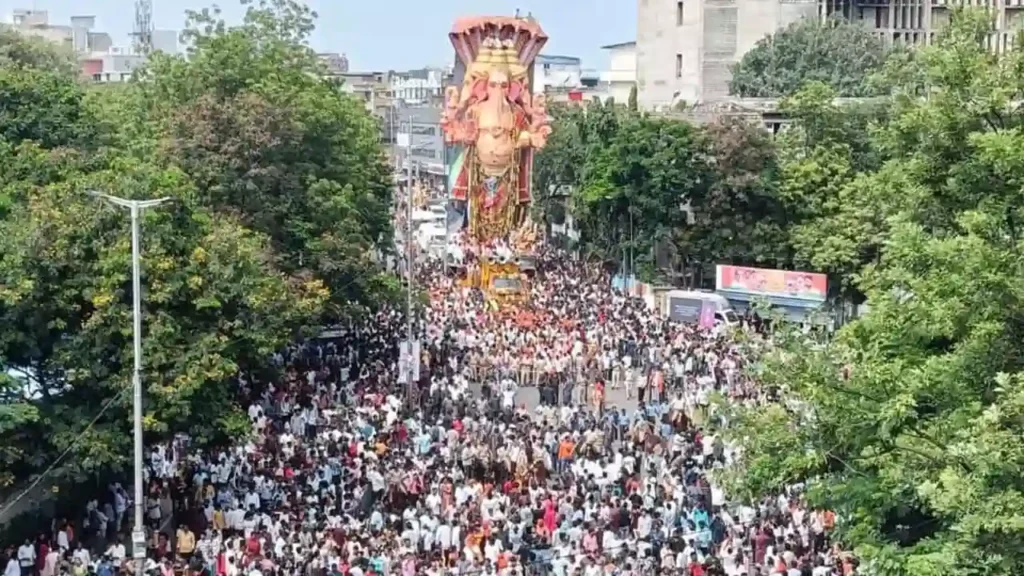 Khairatabad Ganesh Procession Underway Arrived At Telephone Bhavan